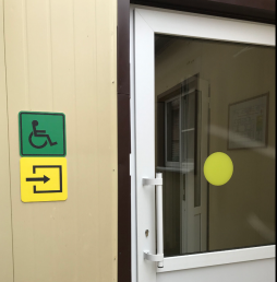 Доступ в образовательную организацию инвалидов и лиц с ограниченными возможностями здоровья только через центральный вход, оборудован кнопкой вызова.