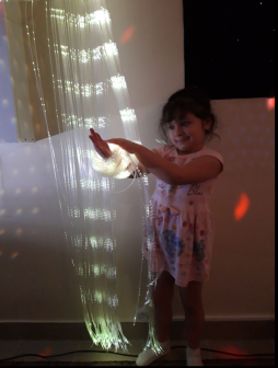 Пучок  фибероптических волокон с боковым свечением «Звездный дождь» наиболее эффективен для детей с дефектами зрения.